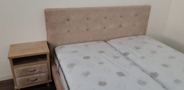 מיטה יהודית מרופדת דגם פרלין פלוס ראש אחד גדול
