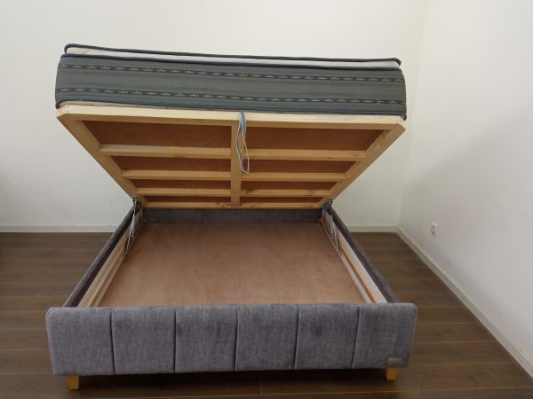 מיטה זוגית מרופדת דגם נוי