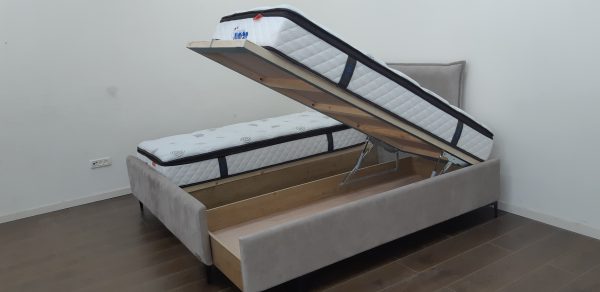 מיטה יהודית מרופדת דגם אלינור צד קבוע צד זז