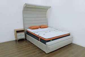 מיטה מרופדת דגם גל עם תאורה מובנית בראש המיטה