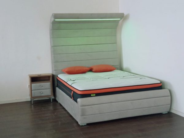 מיטה מרופדת דגם גל עם תאורה מובנית בראש המיטה
